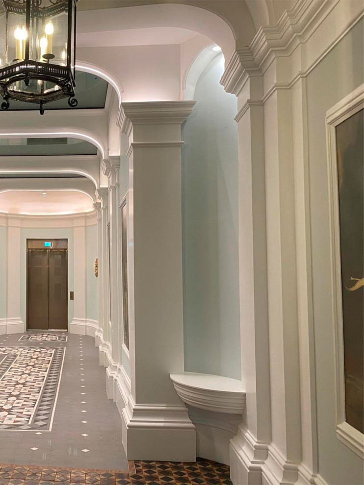 Элегантная парадная: сочетание матовой штукатурки, лепнины и плитки пэчворк