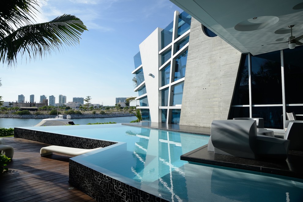 Contemporary pool in Mexico City with decking.