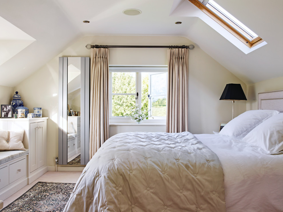 Aménagement d'une chambre avec moquette campagne avec un mur beige, un sol beige et un plafond voûté.