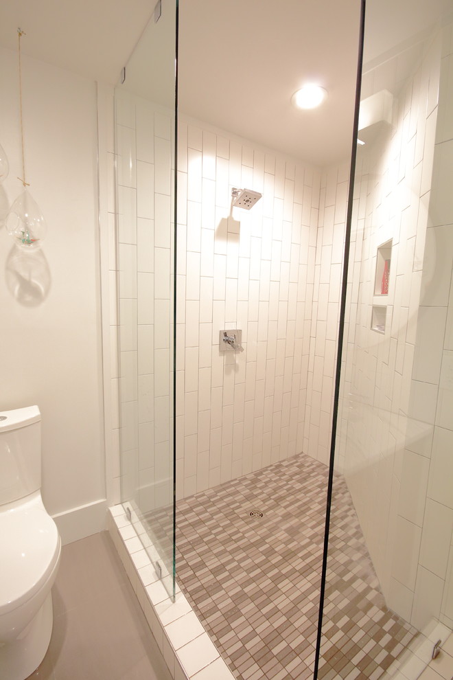 Kleines Retro Badezimmer mit Eckdusche, weißen Fliesen, Metrofliesen, weißer Wandfarbe, grauem Boden und offener Dusche in Charleston