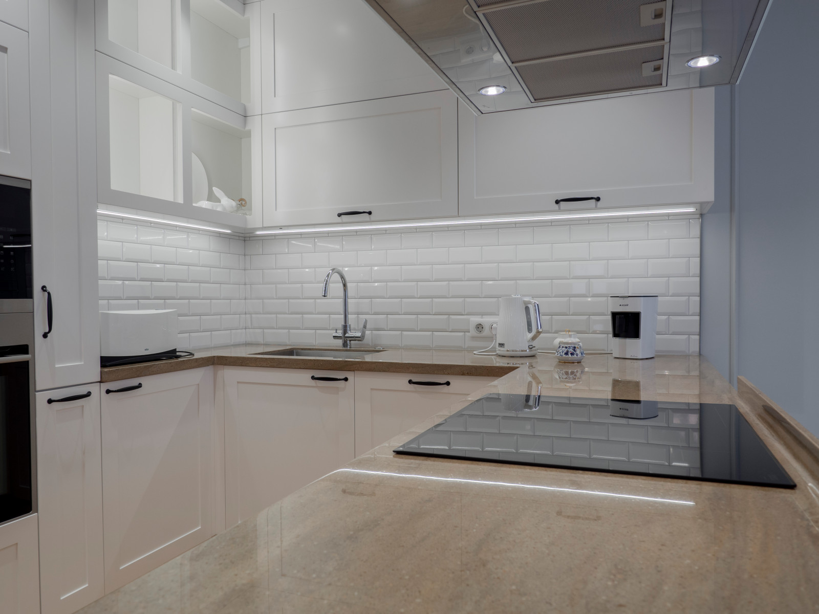 Стильная неоклассическая кухне в белом цвете