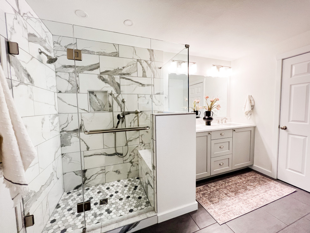 Стильный дизайн: маленькая главная ванная комната в стиле модернизм с фасадами в стиле шейкер, серыми фасадами, угловым душем, раздельным унитазом, разноцветной плиткой, керамогранитной плиткой, белыми стенами, полом из керамогранита, врезной раковиной, столешницей из искусственного кварца, серым полом, душем с распашными дверями, белой столешницей, сиденьем для душа, тумбой под две раковины и встроенной тумбой для на участке и в саду - последний тренд