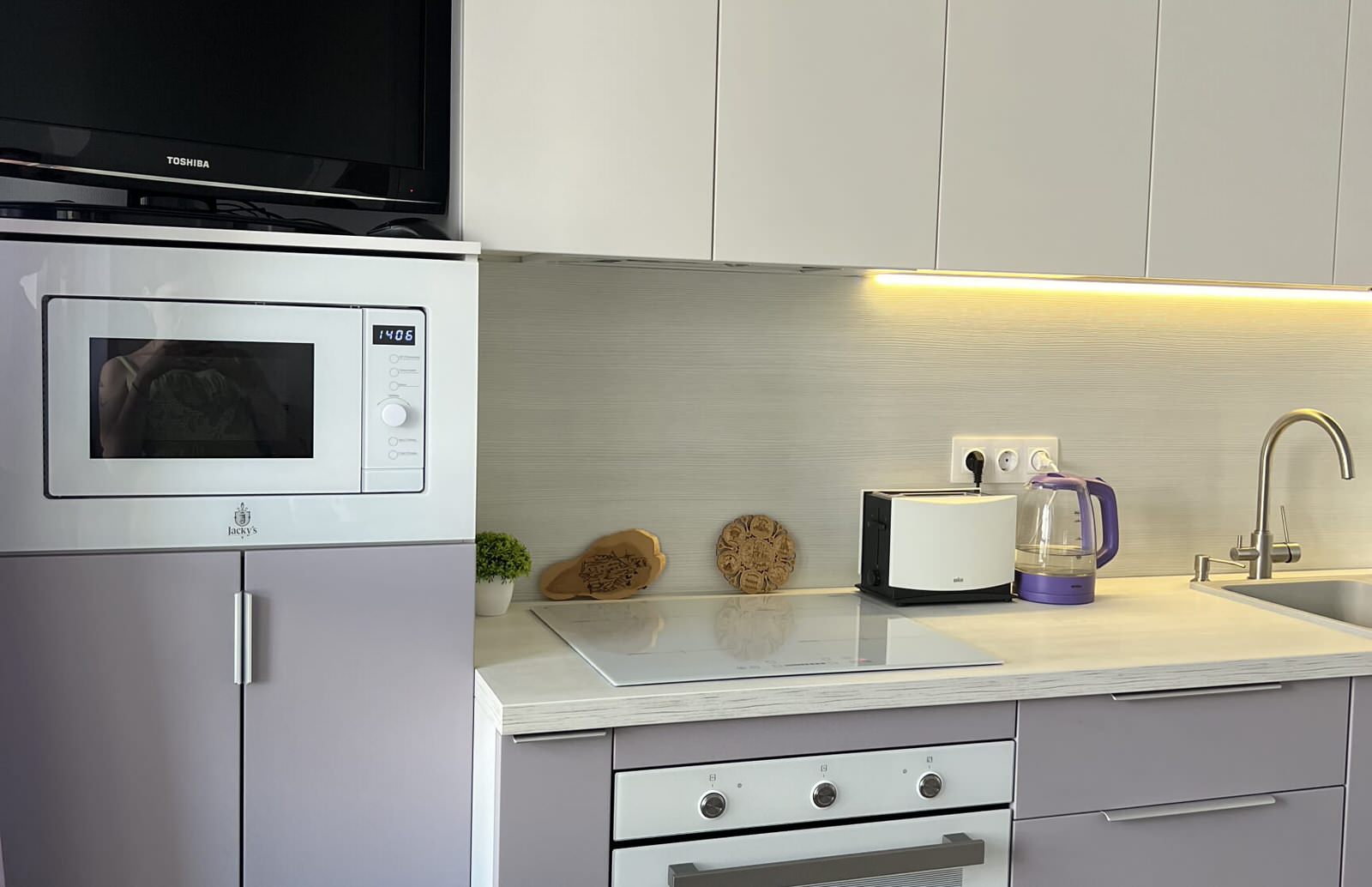 Кухонный гарнитур в лавандовом цвете от дизайнера