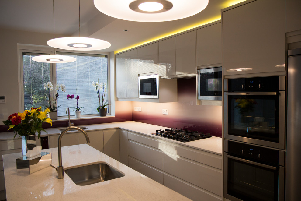 Mid-sized contemporary kitchen in London.