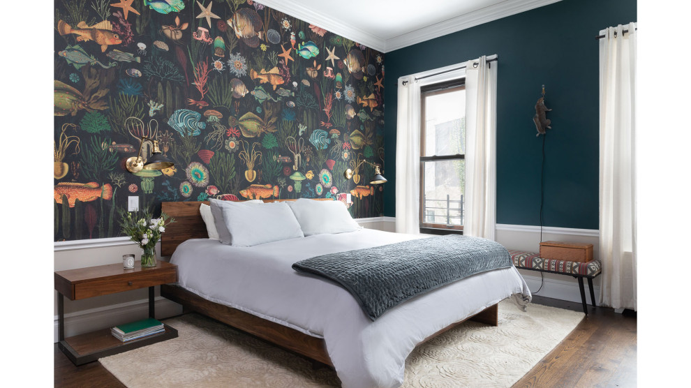 Mittelgroßes Klassisches Hauptschlafzimmer mit grüner Wandfarbe, dunklem Holzboden, braunem Boden und Tapetenwänden in New York