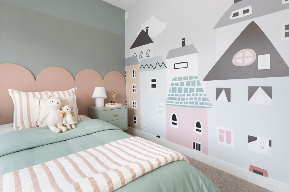 Exempel på ett litet modernt flickrum kombinerat med sovrum och för 4-10-åringar, med gröna väggar, heltäckningsmatta och beiget golv