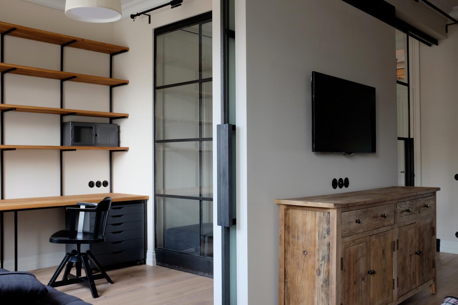 Перегородки из чёрного металла и стекла