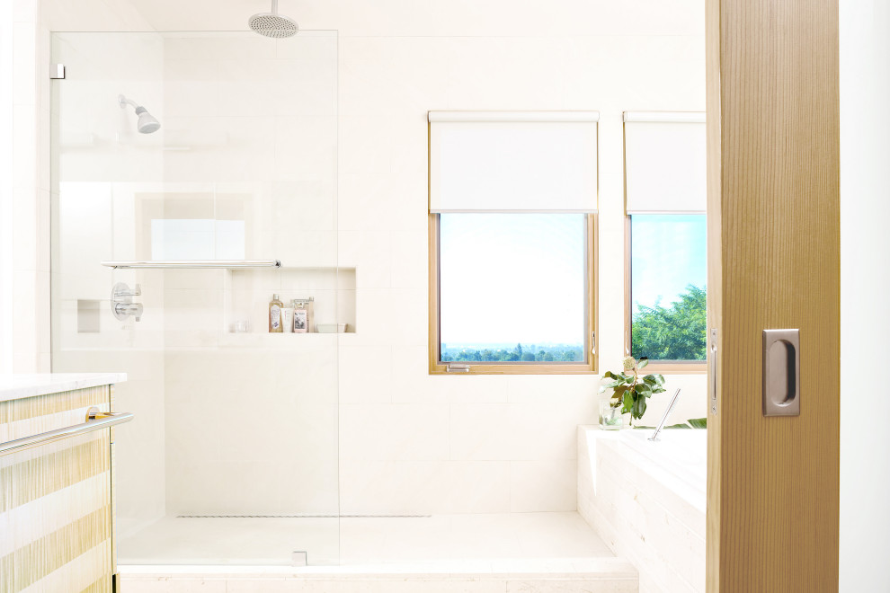 Пример оригинального дизайна: большая главная ванная комната в современном стиле с плоскими фасадами, бежевыми фасадами, полновстраиваемой ванной, открытым душем, инсталляцией, белой плиткой, плиткой из листового камня, белыми стенами, полом из керамогранита, раковиной с несколькими смесителями, столешницей из кварцита, бежевым полом, открытым душем, белой столешницей, нишей, тумбой под одну раковину и встроенной тумбой