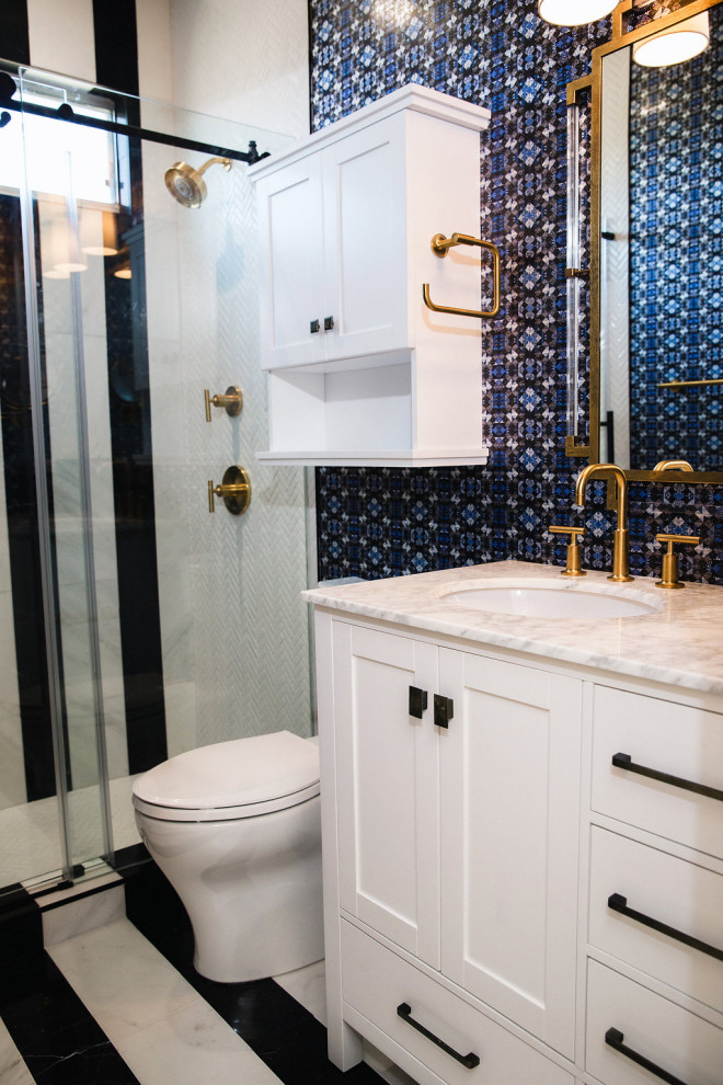 Modelo de cuarto de baño ecléctico con ducha abierta, baldosas y/o azulejos blancas y negros, banco de ducha y papel pintado