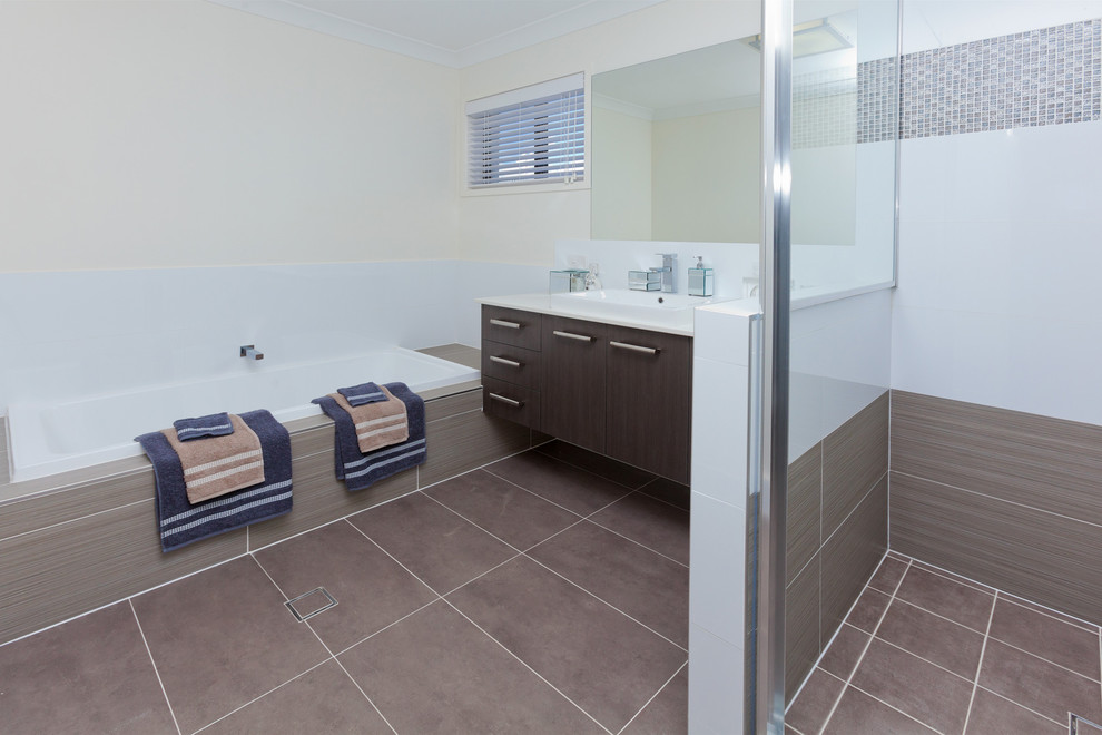 Design ideas for a modern bathroom in Brisbane.