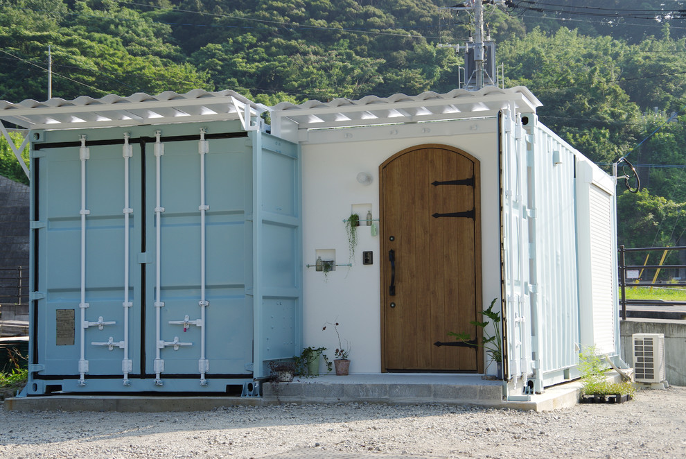 Idée de décoration pour une façade de maison container champêtre.