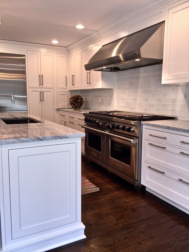 Eat-in kitchen - transitional l-shaped eat-in kitchen idea in New York with shaker cabinets, white cabinets, quartz countertops, stainless steel appliances and an island