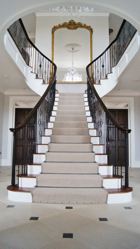 Klassische Treppe mit Teppich-Treppenstufen und Teppich-Setzstufen in Devon