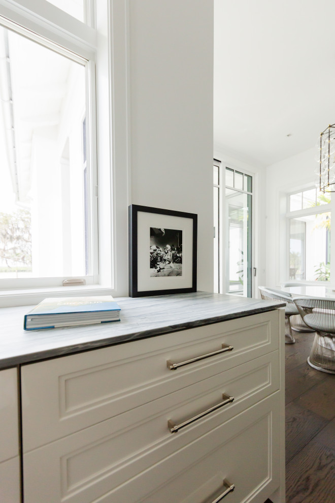 Transitional kitchen photo in Tampa with an island