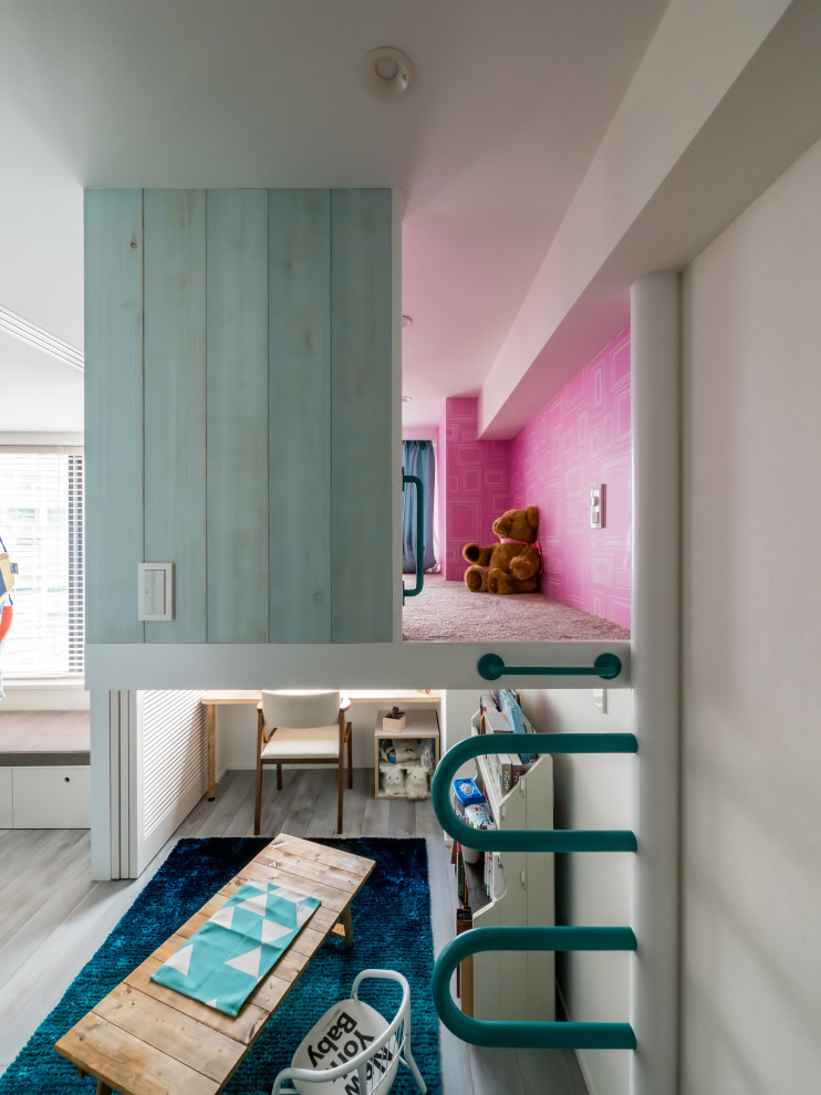 Inspiration för ett mellanstort nordiskt könsneutralt barnrum kombinerat med lekrum och för 4-10-åringar, med rosa väggar, heltäckningsmatta och grått golv