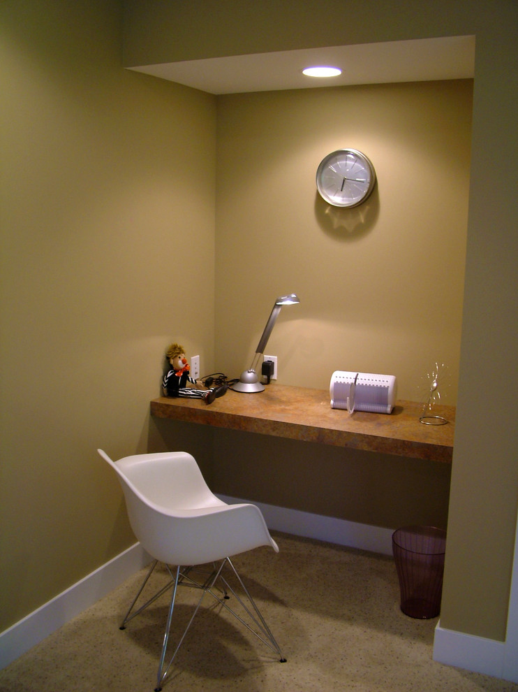 Photo of a contemporary home office in Grand Rapids.