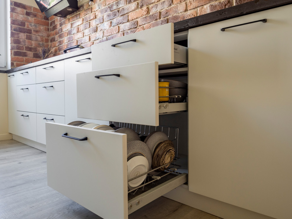 Кухня в стиле неоклассика без верхних модулей