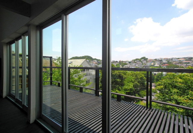 小坪の家 industriale-balcone