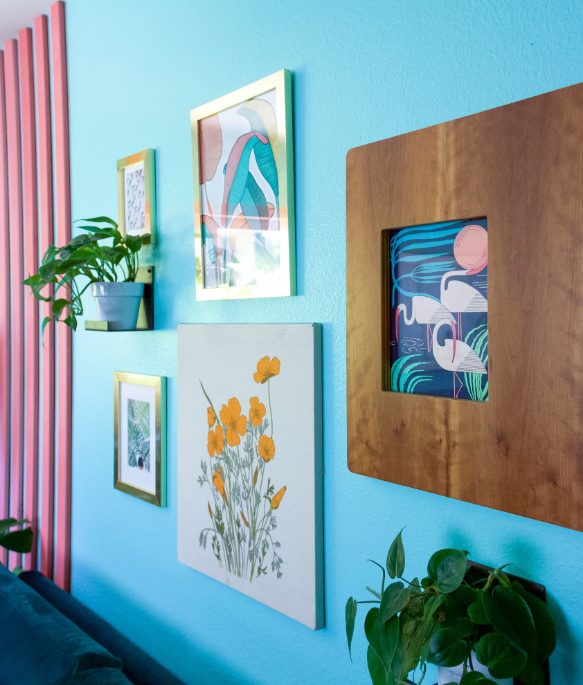 На фото: изолированная гостиная комната среднего размера в морском стиле с синими стенами, паркетным полом среднего тона, телевизором на стене, панелями на части стены и красным полом с