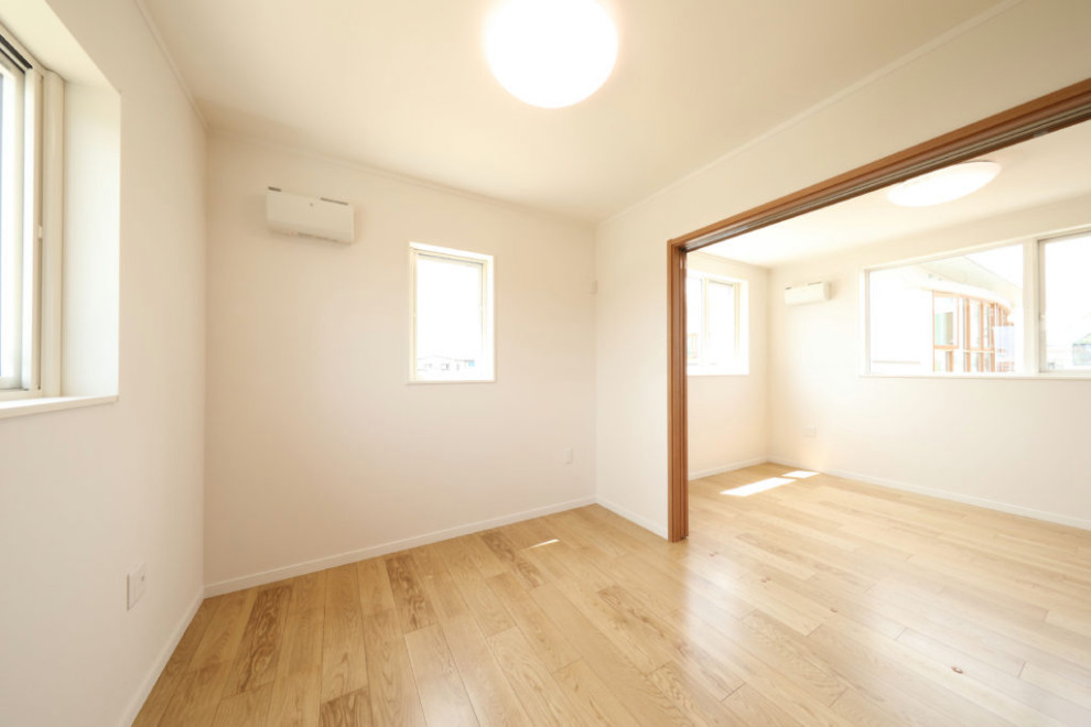 Esempio di una cameretta neutra con pareti bianche, pavimento beige, soffitto in carta da parati e carta da parati