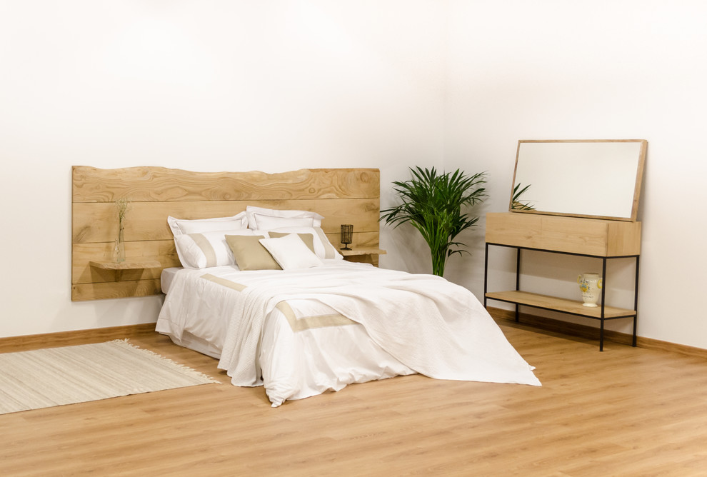 Dormitorio?[Diseño de dormitorio With paredes blancas and suelo de madera clara ]:[Diseño de dormitorios With paredes blancas and suelo de madera clara ]