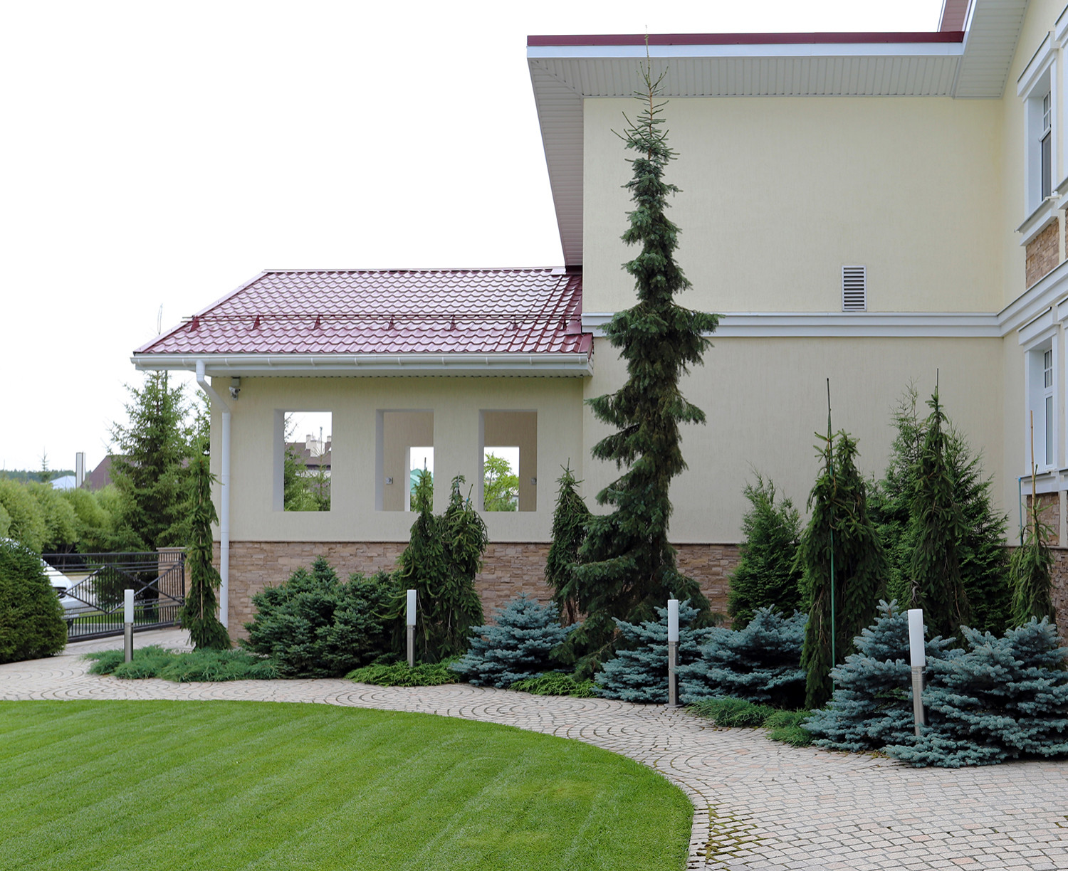 Сад с геометричным водоемом