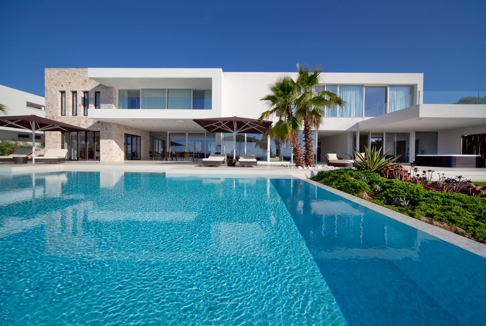 Large modern backyard rectangular lap pool in Palma de Mallorca.