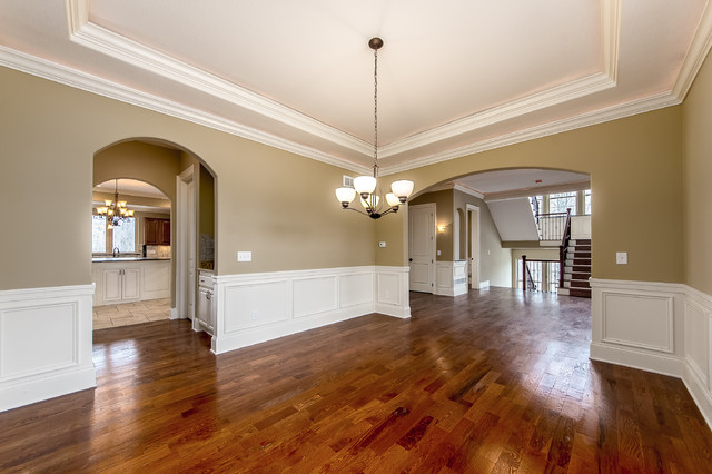 Example of a transitional home design design in Columbus