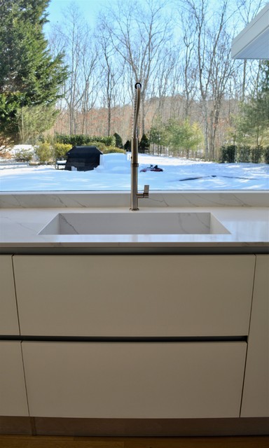 Modern Hampton Residence modern-kitchen