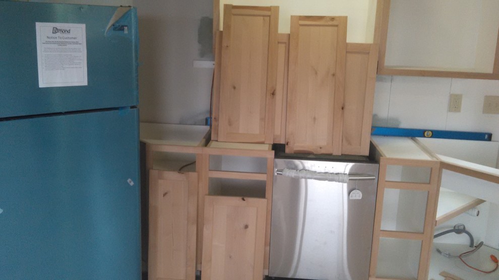 Example of a mountain style eat-in kitchen design with shaker cabinets
