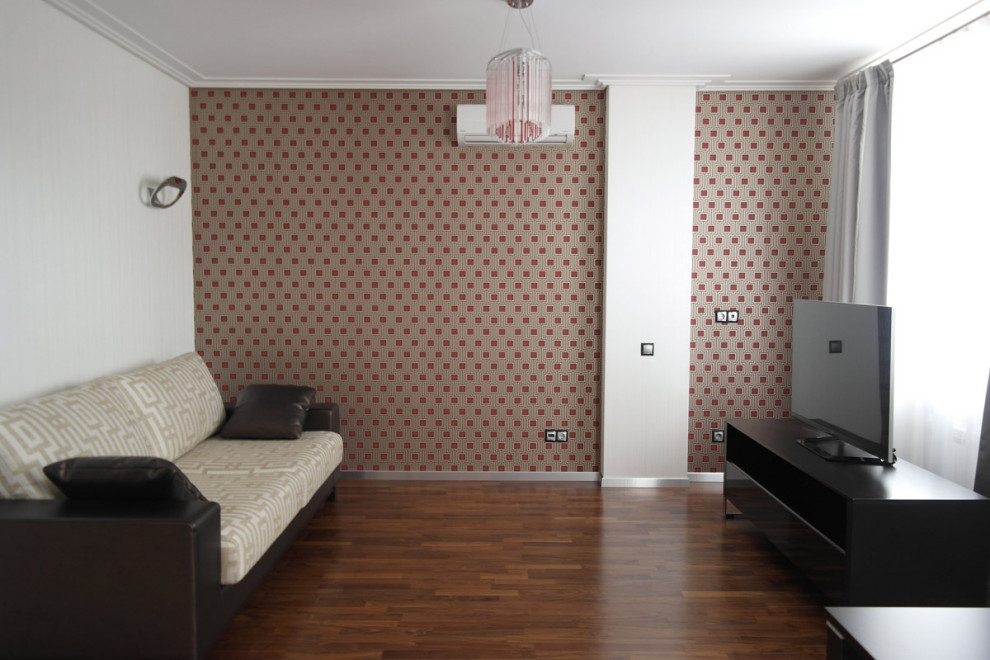 Источник вдохновения для домашнего уюта: гостиная комната среднего размера с полом из керамической плитки, отдельно стоящим телевизором, белым полом и обоями на стенах