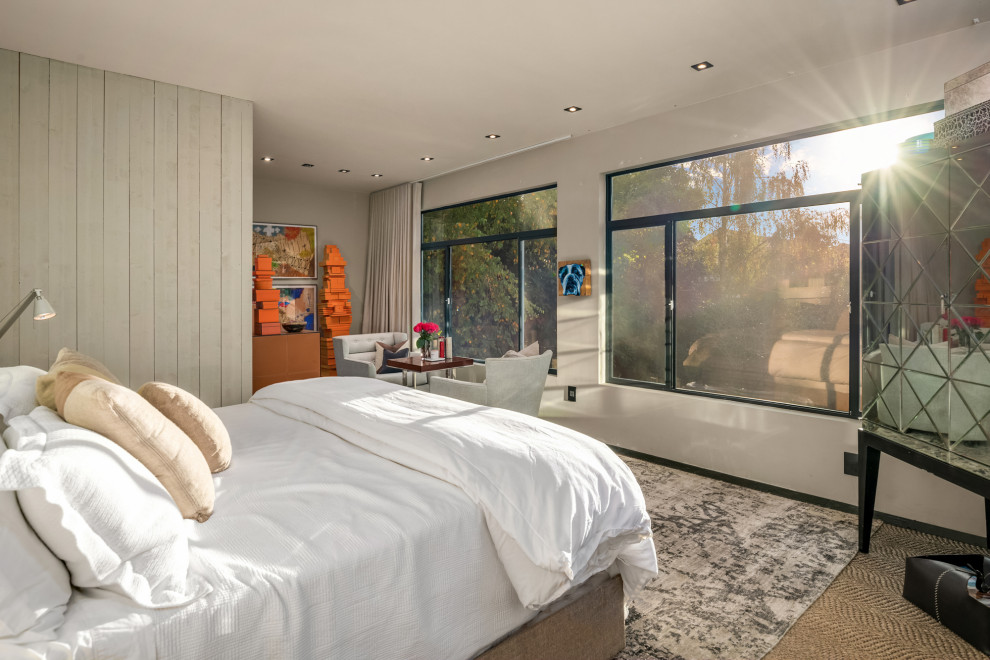 Imagen de dormitorio principal ecléctico grande sin chimenea con paredes grises, suelo de pizarra, suelo gris, bandeja y panelado