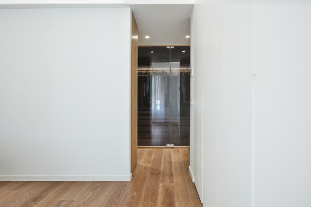 Serena vivienda en el centro de Valencia contemporary-wardrobe