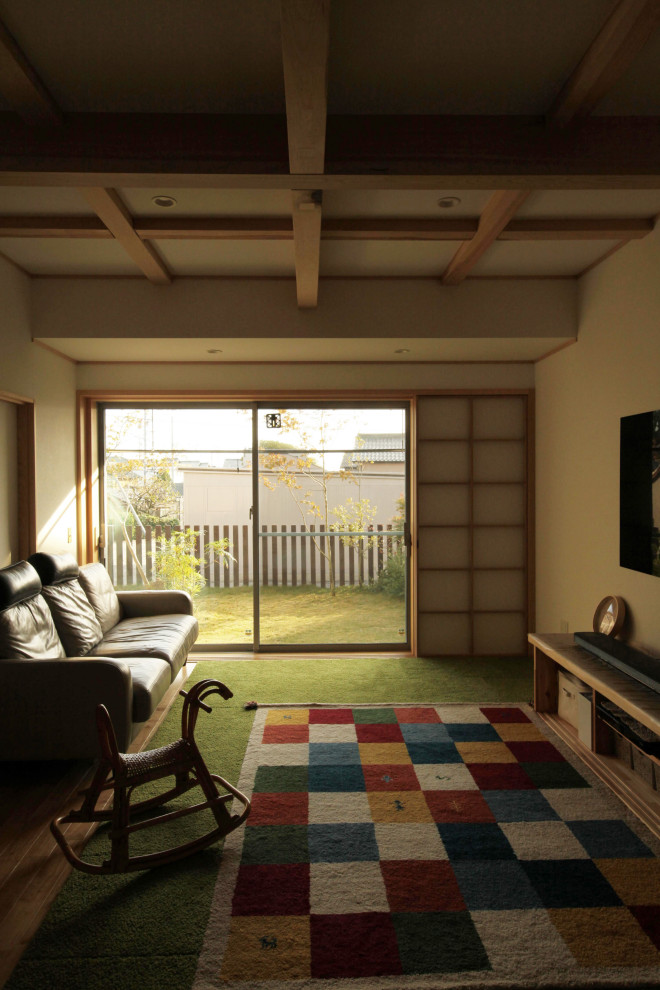 Inspiration för små asiatiska allrum med öppen planlösning, med vita väggar, mellanmörkt trägolv, en väggmonterad TV och orange golv