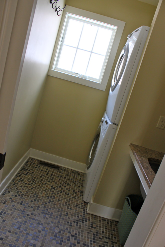 This is an example of a country laundry room in Wilmington.