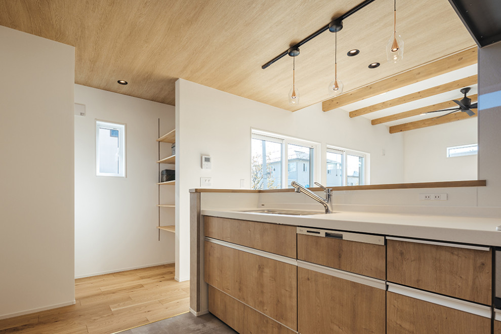 Inspiration för ett mellanstort beige linjärt beige kök med öppen planlösning, med beige stänkskydd och grått golv
