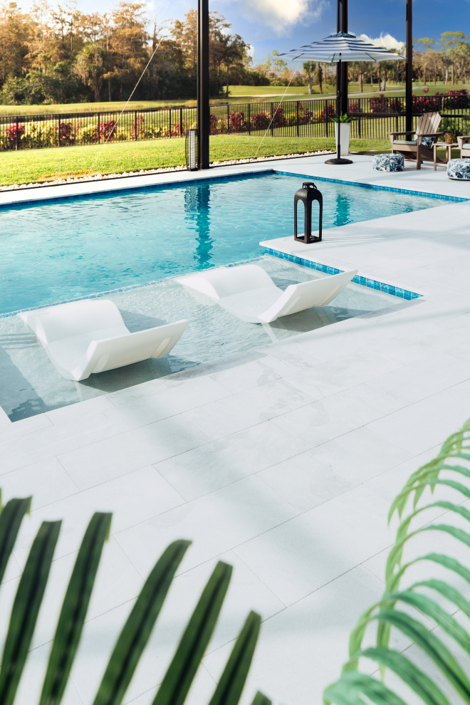 На фото: прямоугольный бассейн среднего размера на заднем дворе в стиле модернизм с покрытием из каменной брусчатки