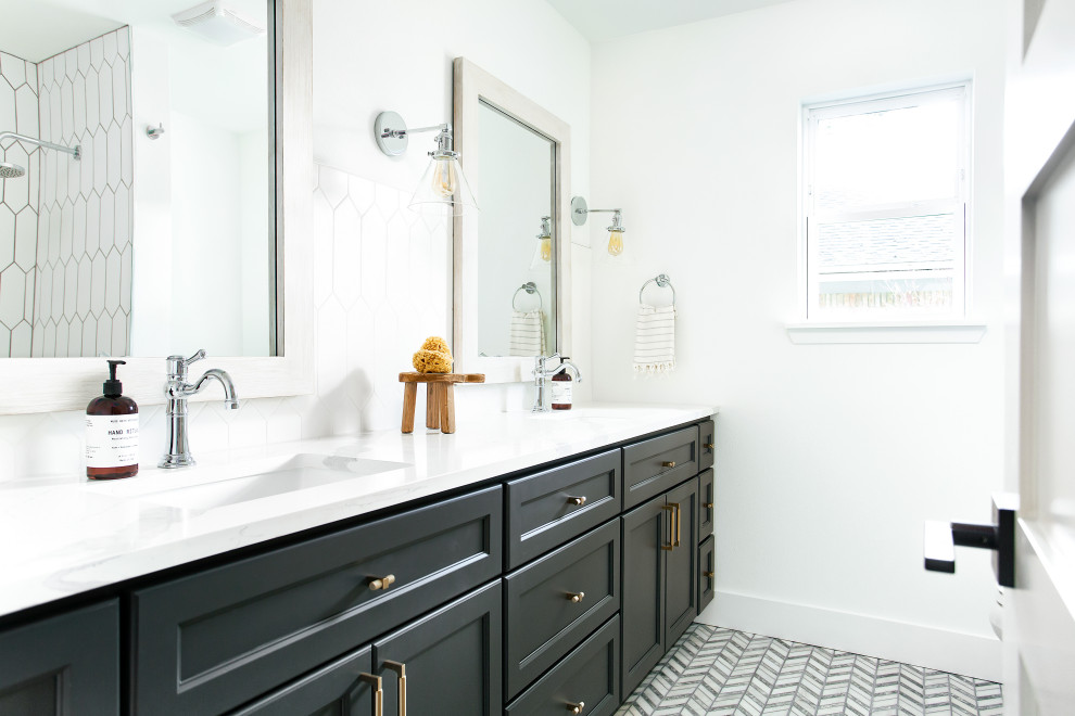 Modelo de cuarto de baño actual con baldosas y/o azulejos blancos, baldosas y/o azulejos de mármol, paredes blancas y suelo blanco