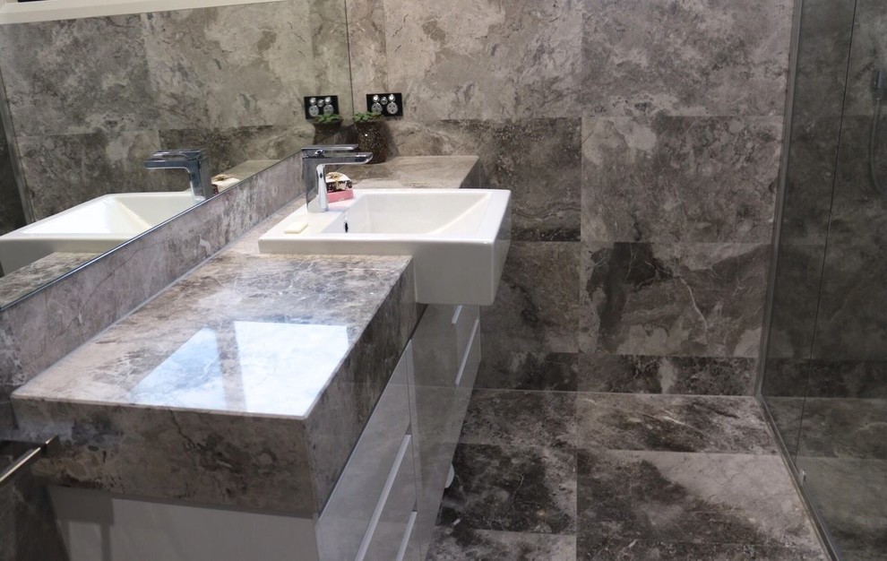 This is an example of a contemporary bathroom in Melbourne.