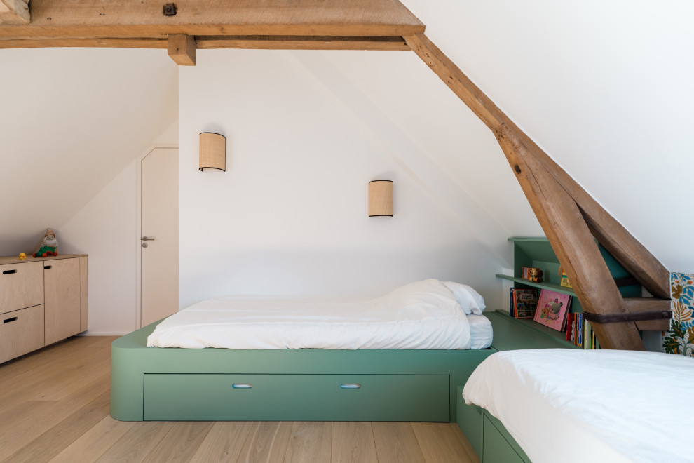 Idéer för att renovera ett mellanstort lantligt könsneutralt barnrum kombinerat med sovrum och för 4-10-åringar, med vita väggar, mellanmörkt trägolv och beiget golv