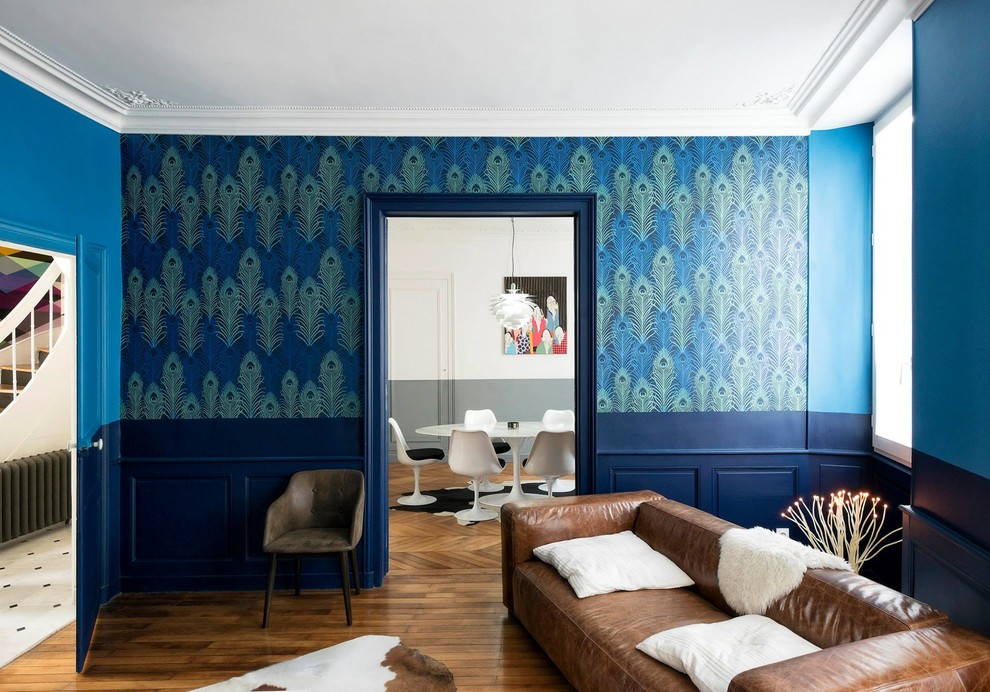 Пример оригинального дизайна: открытая гостиная комната среднего размера:: освещение в стиле неоклассика (современная классика) с синими стенами, светлым паркетным полом, стандартным камином, фасадом камина из камня, бежевым полом, деревянным потолком и обоями на стенах