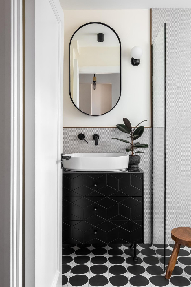 Идея дизайна: ванная комната в современном стиле с плоскими фасадами, черными фасадами, душем без бортиков, белыми стенами, настольной раковиной, разноцветным полом, открытым душем, серой столешницей, тумбой под одну раковину и встроенной тумбой
