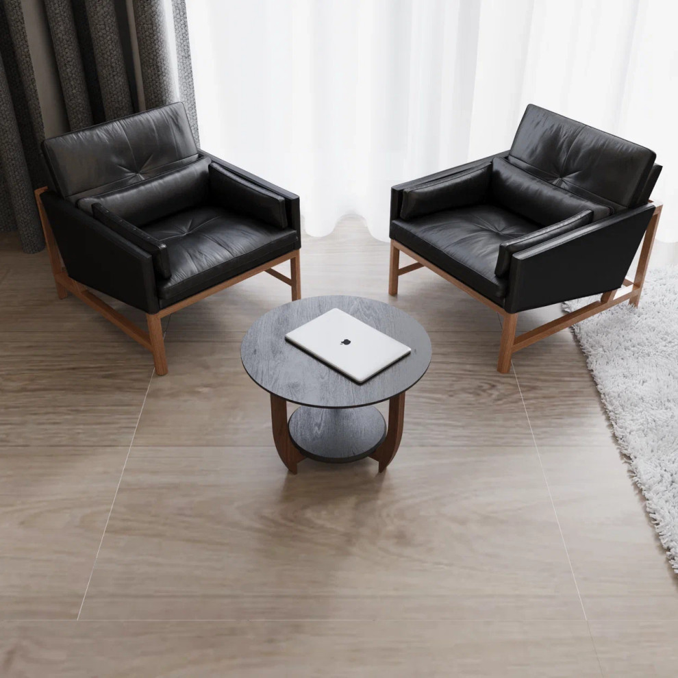 Журнальный столик ДОМОВОЙ в гостиной с кожаным диваном