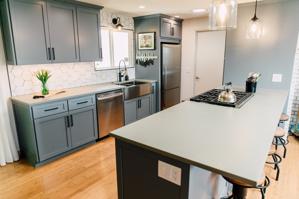 Foto på ett litet eklektiskt grå kök, med en rustik diskho, skåp i shakerstil, blå skåp, bänkskiva i kvarts, vitt stänkskydd, stänkskydd i keramik, rostfria vitvaror, bambugolv och brunt golv