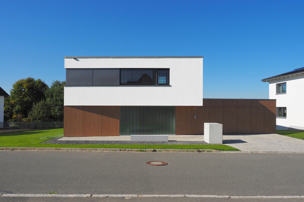 Mid-sized contemporary two-storey stucco white exterior in Nuremberg with a gable roof.