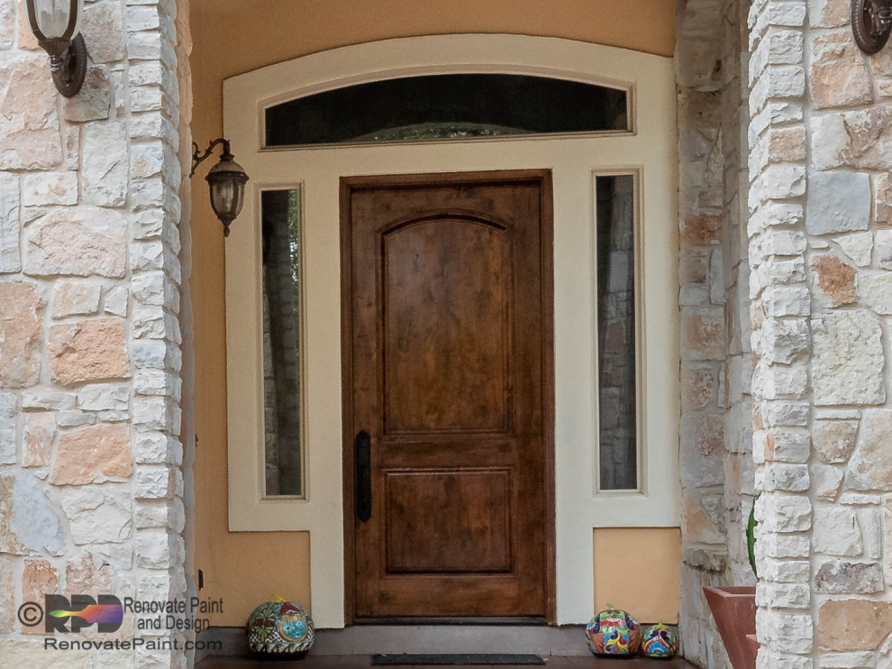 オースティンにある高級な広いサンタフェスタイルのおしゃれな玄関ドア (ベージュの壁、セラミックタイルの床、茶色いドア、ベージュの床) の写真