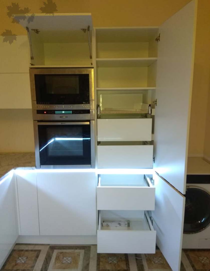 Кухонный гарнитур с декоративной подсветкой