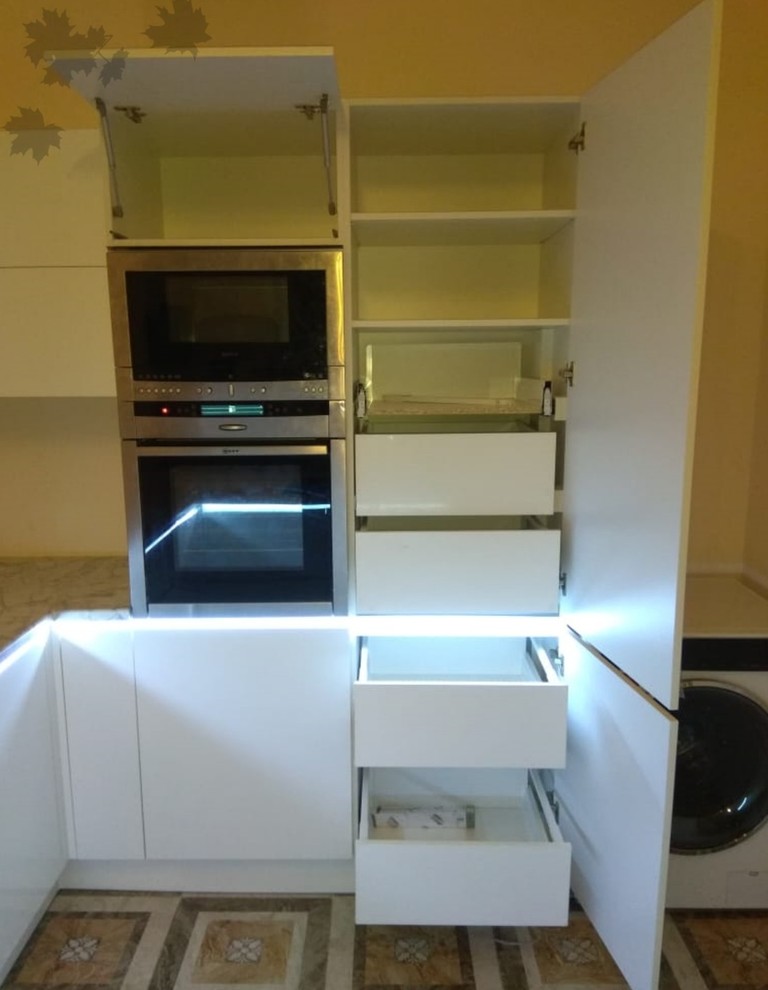 Кухонный гарнитур с декоративной подсветкой