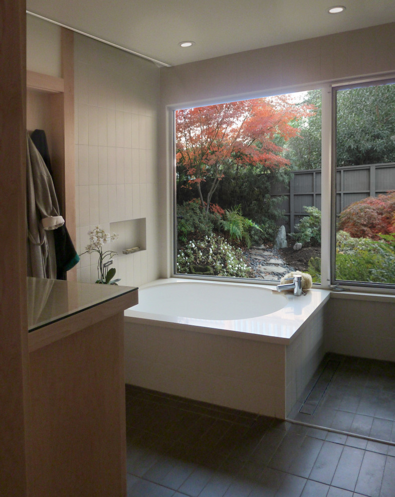 Imagen de cuarto de baño principal y a medida de estilo zen de tamaño medio con bañera esquinera y ducha abierta