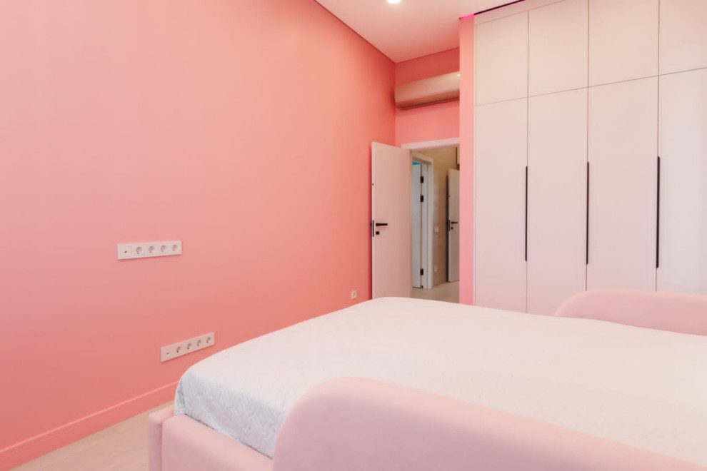 Cette photo montre une chambre d'enfant de 4 à 10 ans avec un mur rose et un sol en vinyl.
